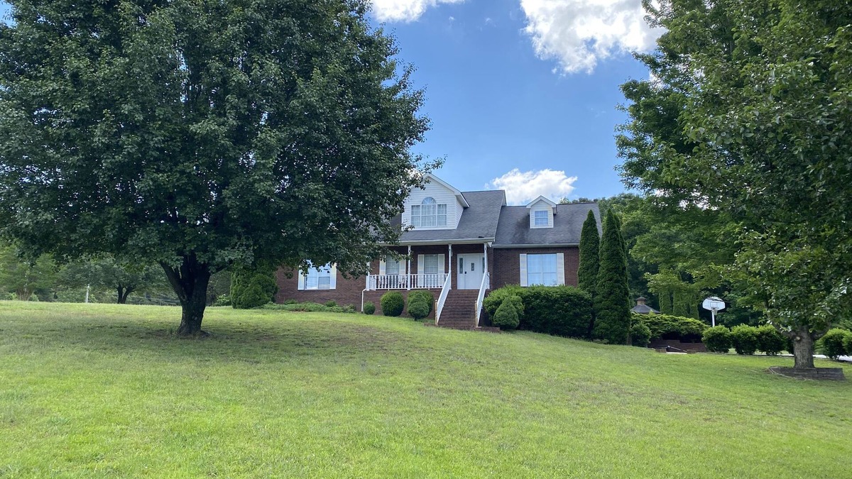 South Pittsburg House | Private Setting Perfect for Large Groups