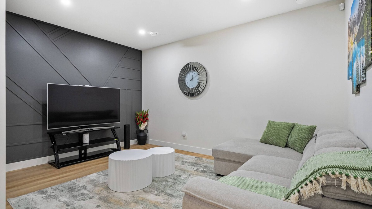 Symons Valley House | Private Sherwood Suite by Park