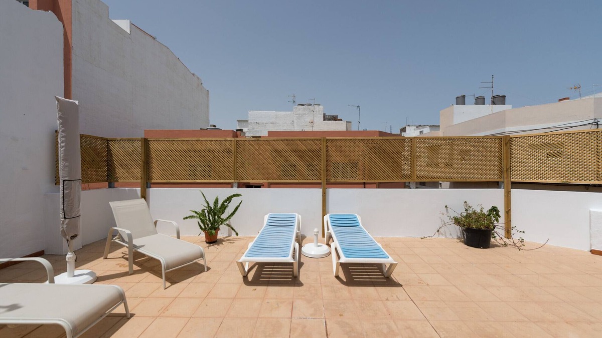 Vecindario House | Private Solarium - 2BR House Near the Airport