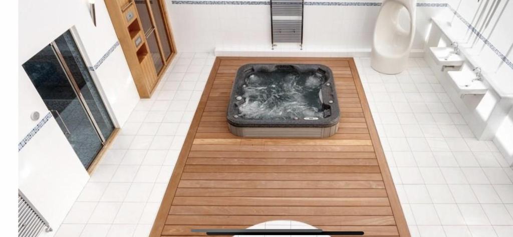 Penarth Apartment | Private Spa, Steam room, Sauna, Large hot tub and Gym in this Stunning 3 Bedroom Apartment