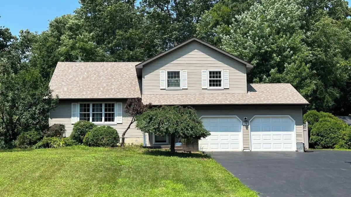 Malta House | Private, spacious 4 bedroom 2 bath 15 mins to Saratoga track w/Pool and hot tub