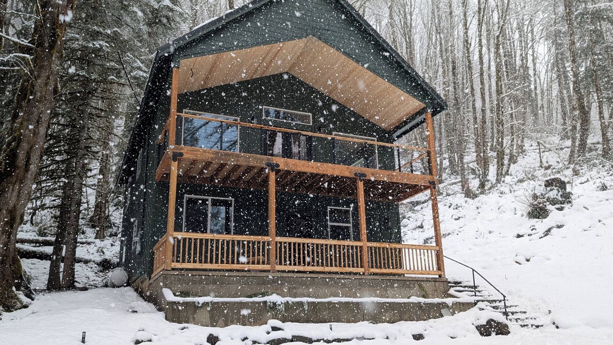 Rhododendron House | Private, Spacious Modern Mountain Getaway in Rhododendron, OR