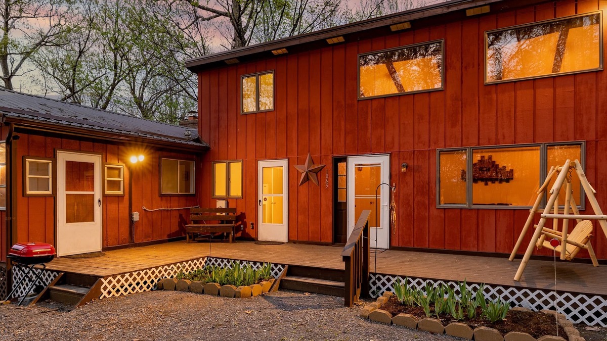 New Market Cottage | Private Spacious Mountain Top Retreat:3BRs+Bonus Room, Fire Pit