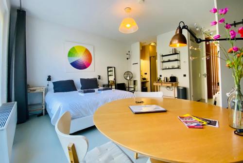 Amsterdam East Apartment | Private studio, patio garden and free car parking