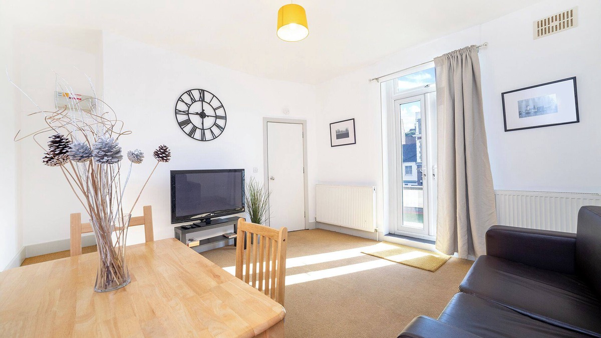 Hammersmith Broadway Apartment | Private Terrace - Apartment in Kensington