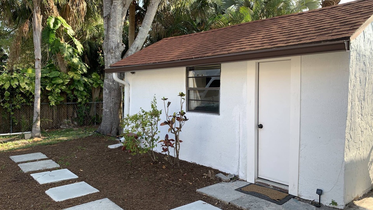 Melbourne Cottage | Private Tiny-Home, bath, mini kitchen, twinbed, desk, micro, FIT, MLB, 3m2 beach