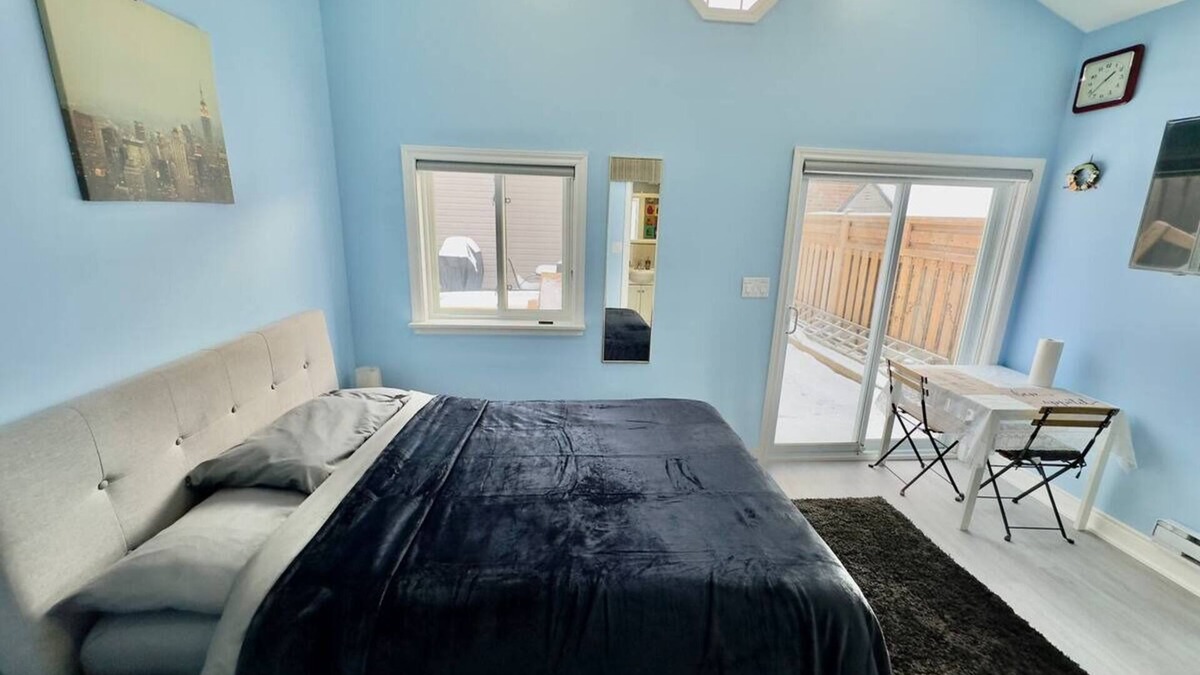 Runnymede House | Private Toronto Guest Room
