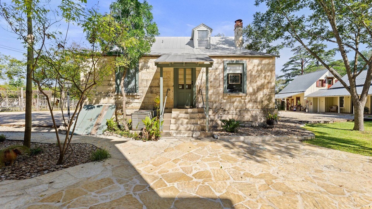 Comfort House | Private Two Bedroom House with 2 Bathrooms, Living Room, Kitchen and Porch