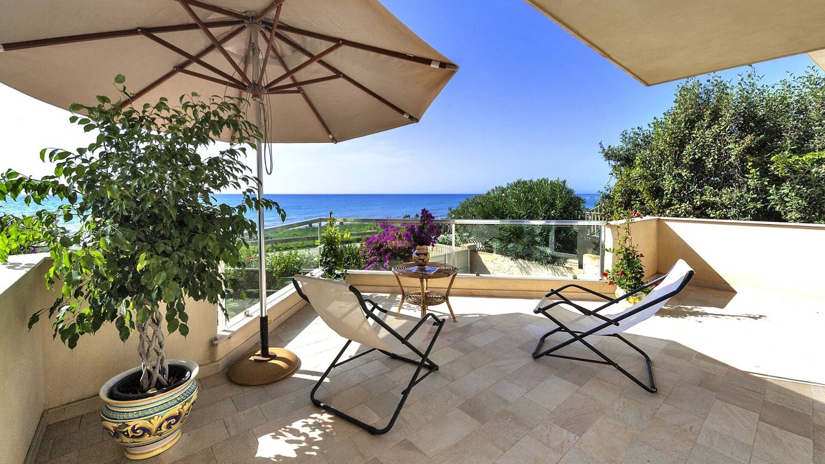 Donnalucata Villa | Private villa 10 meters from the sea parking wifi barbecue 4 bathrooms 4 bedrooms