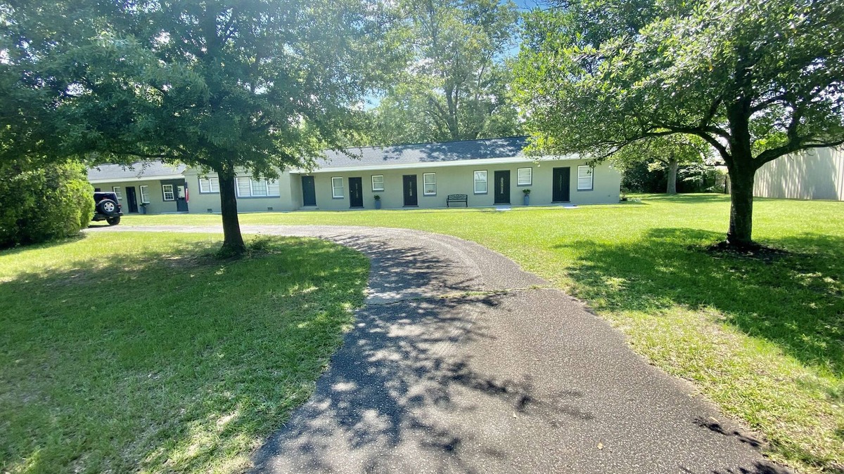 Perry Villa | Private Villa 5 min to Perry Fair Grounds, Eateries, Cafe, Shops & Locale Music.