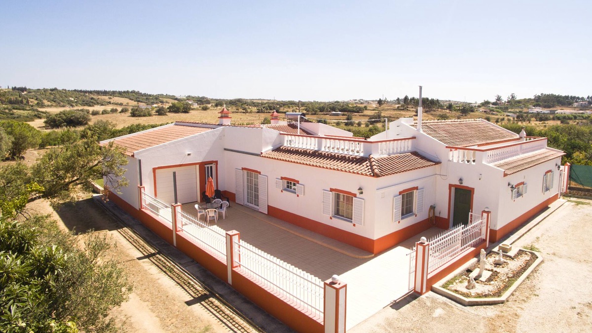 Alfarrobeira Villa | Private villa near the beach with 2 large terraces, balcony and hi-fi