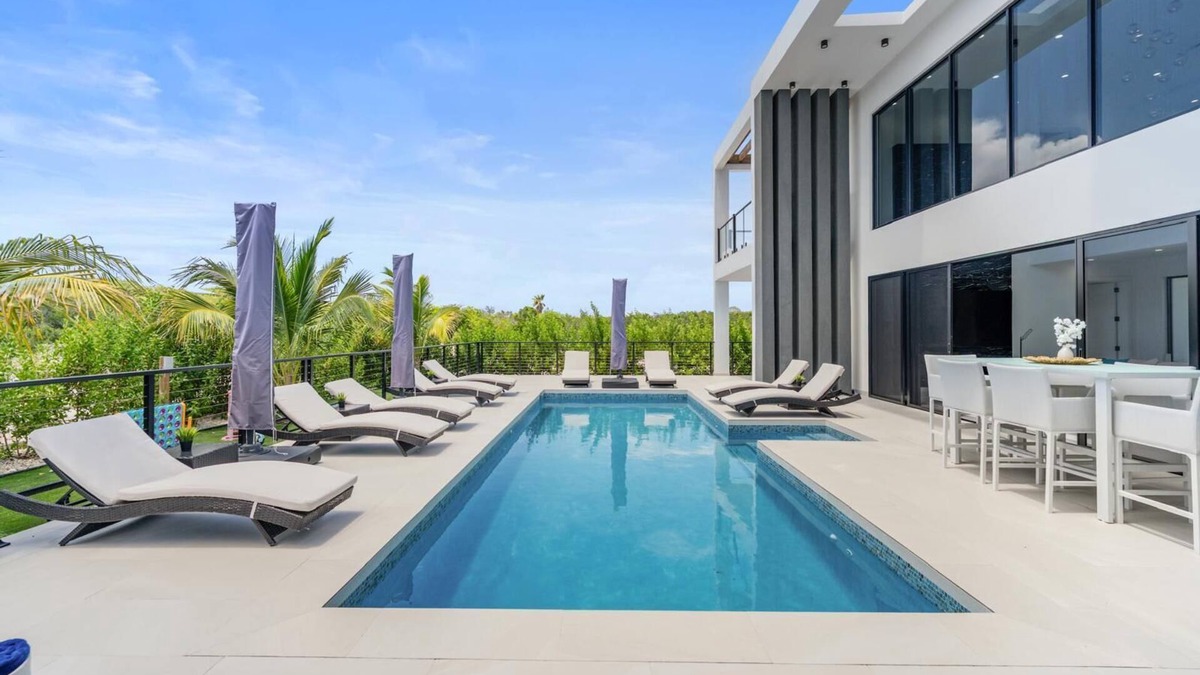 Long Bay Hills Villa | Private Villa Stay with Pool, BBQ and Beach Nearby