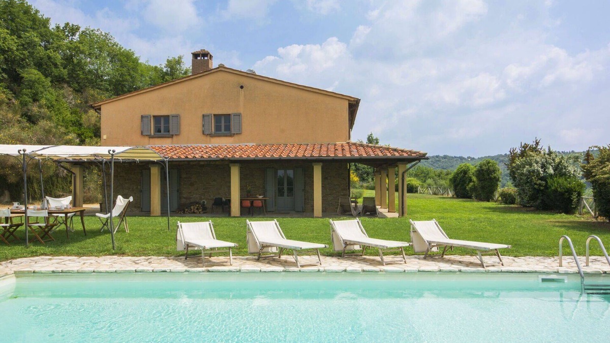 Civitella in Val di Chiana Villa | Private Villa with WIFI, private pool, TV, balcony, pets allowed, panoramic view, close to Arezzo