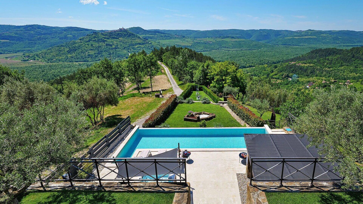 Golubici Villa | Private Villa with A/C, private pool, WIFI, hot tub, TV, terrace, pets allowed, panoramic view