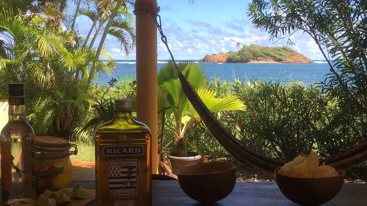 Tartane House | Private villa with flower garden facing the sea