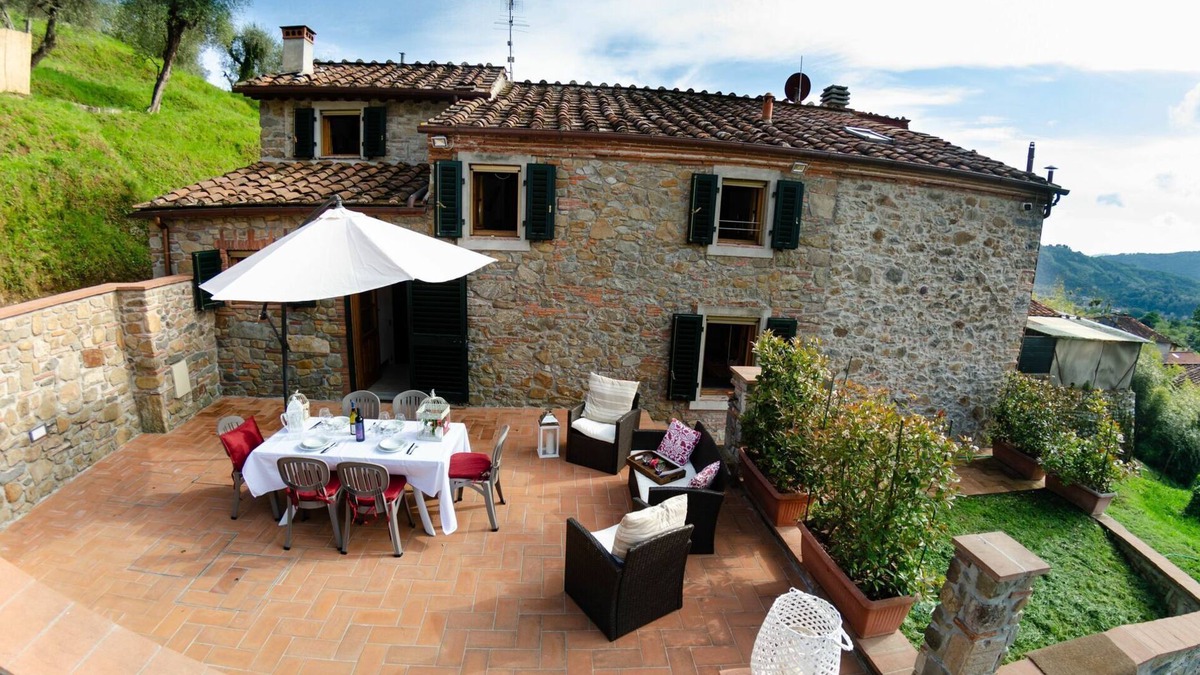 Nozanno Villa | Private Villa with internet, private pool, A/C, TV, terrace, pets allowed, parking, close to Lucca