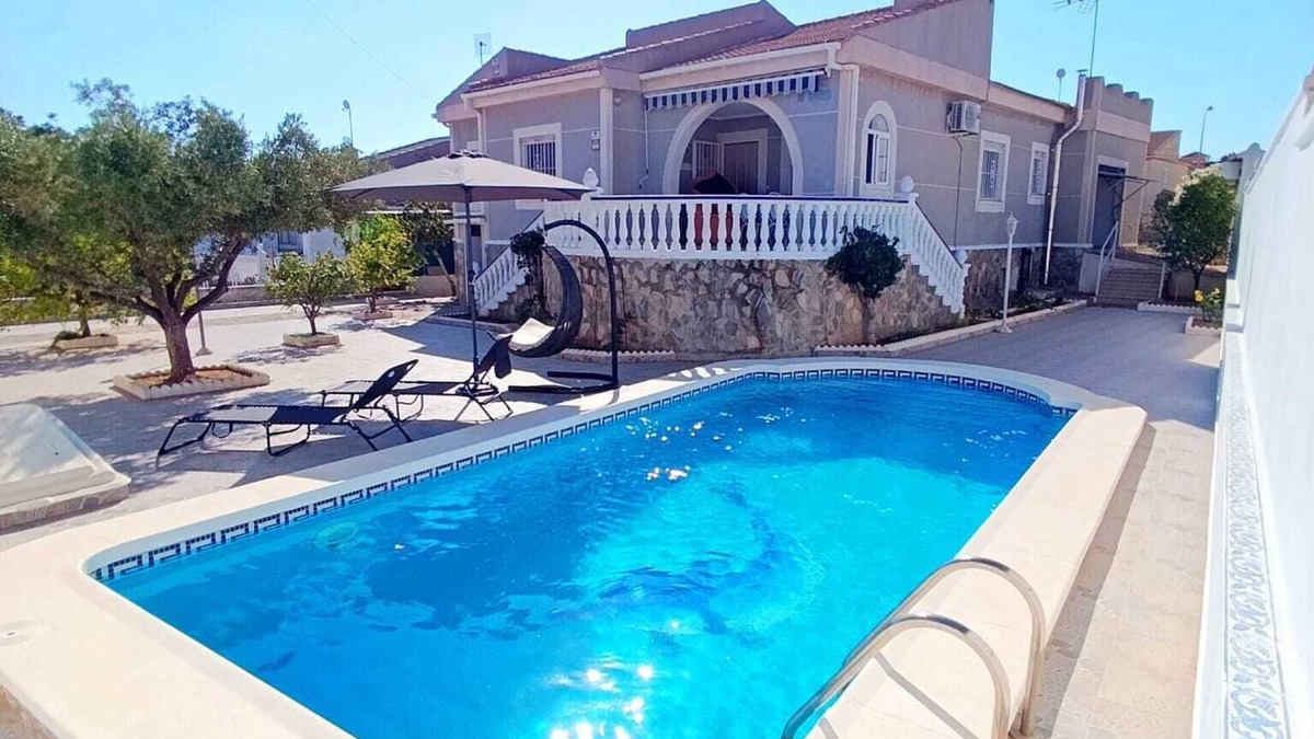 El Chaparral Ski Chalet | Private Villa with Swimming pool in Torrevieja, AC &WIFI