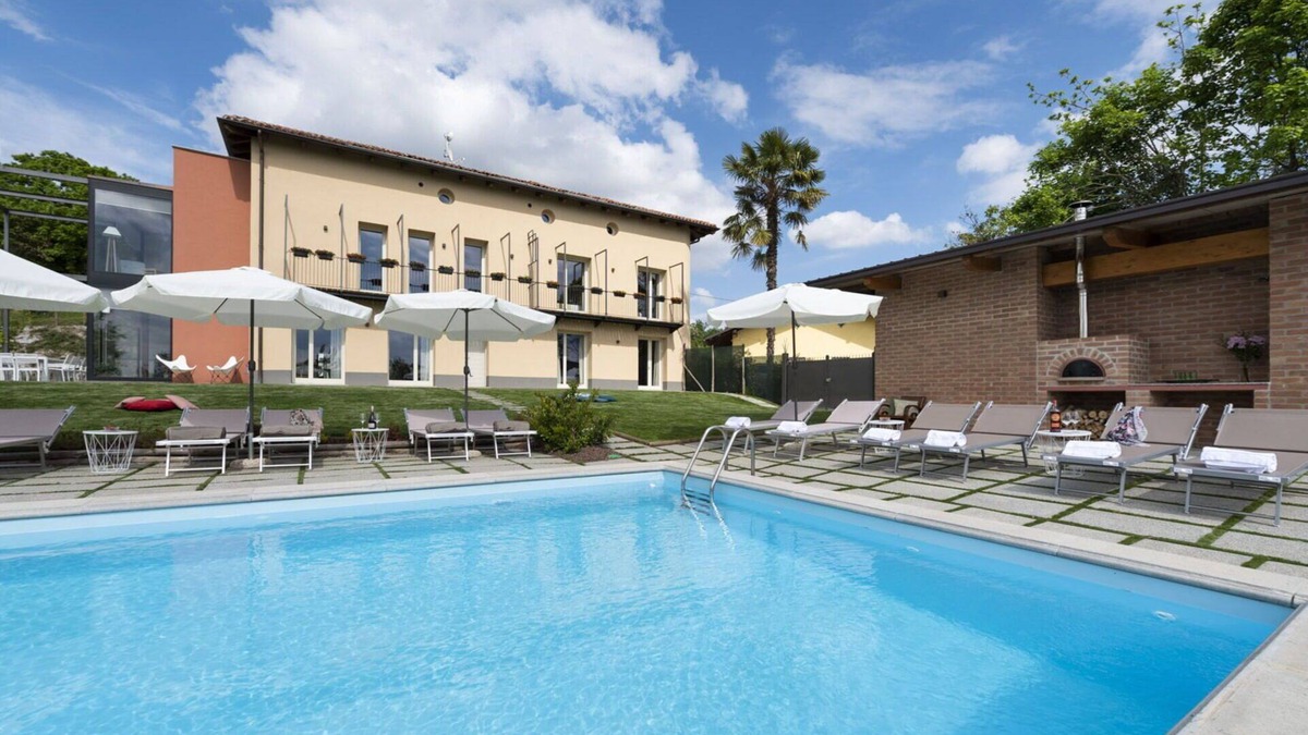 Monteu Roero Villa | Private Villa with WIFI, private pool, A/C, TV, patio, pets allowed, panoramic view, close to Alba