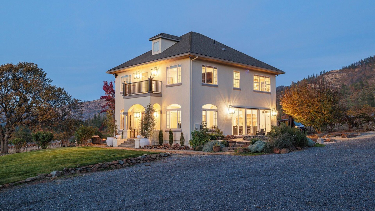 Jacksonville House | Private vineyard sanctuary for 6. Savor coffee at sunrise in the backyard oasis, soak in the hot tub under starry skies, and enjoy this elegant spacious retreat with mountain views, minutes from Historic Jacksonville and Applegate’s wine country.