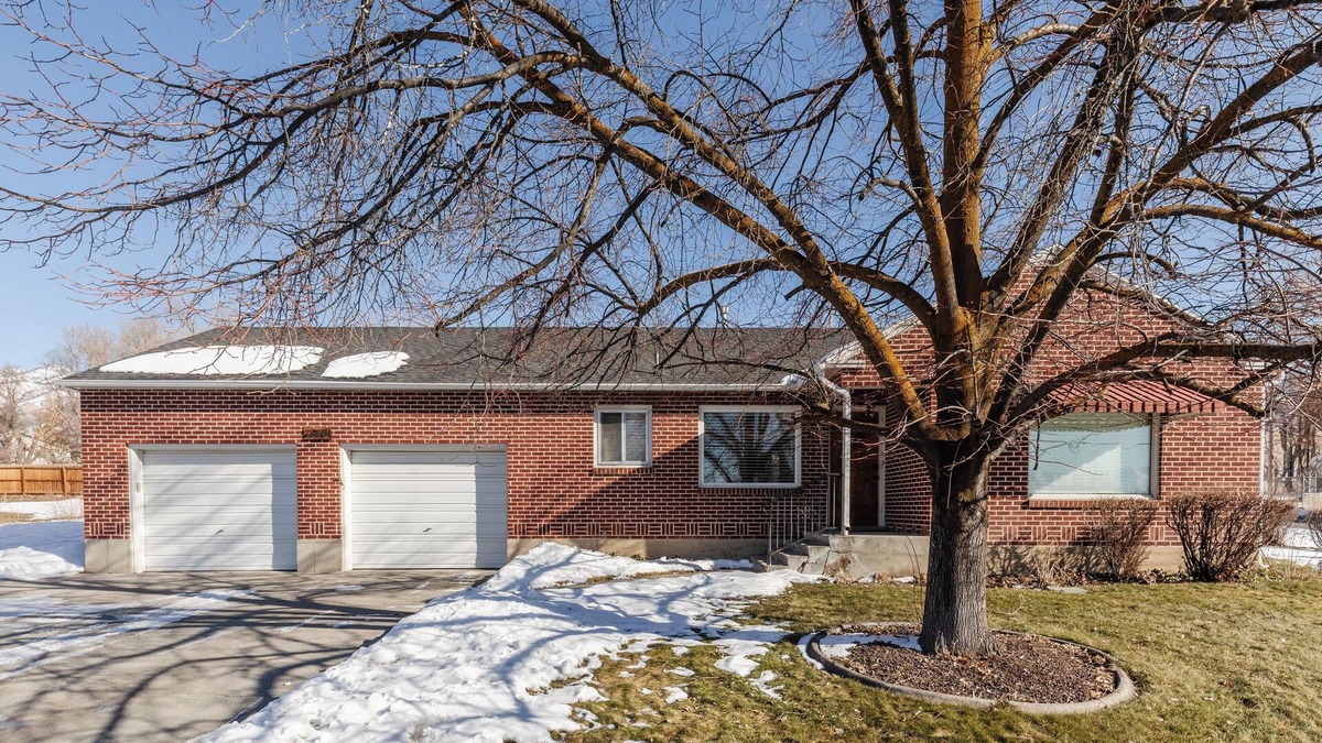 North Logan House | Private Vintage Home, 2Bd/1Ba, Near USU, Entire Property 1/3 Acre, 3 King Beds