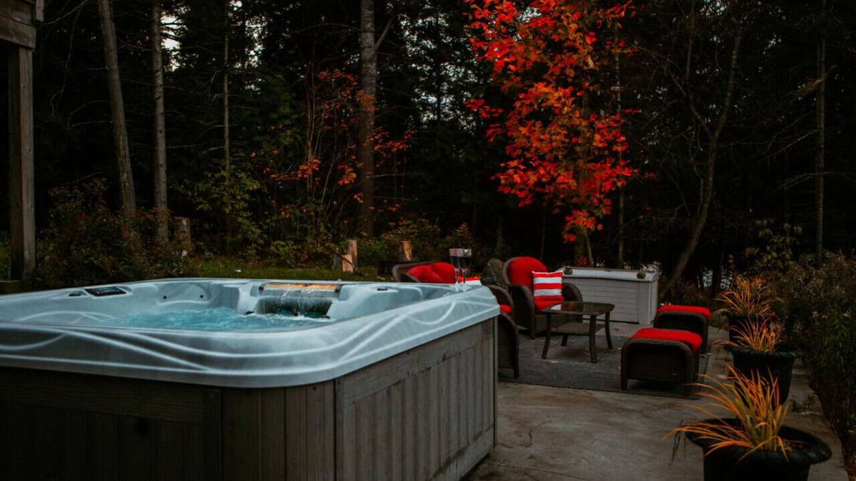 Magnetawan Apartment | Private Waterfront Cottage w/Large Dock & Hot Tub