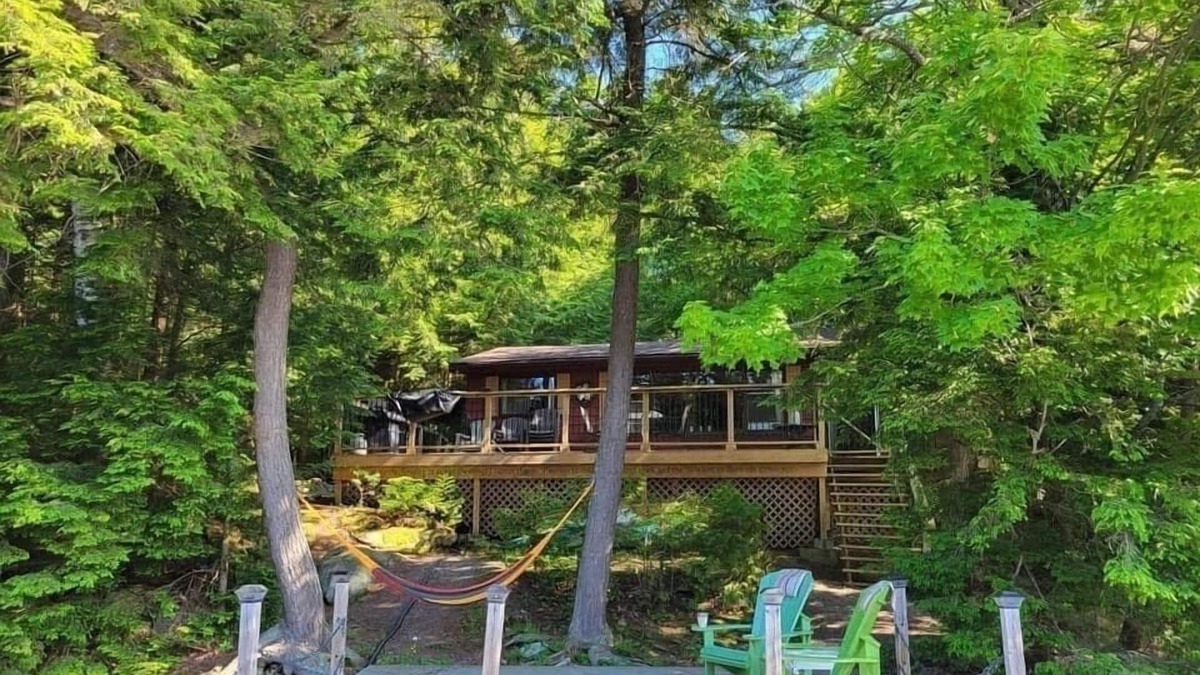Harcourt Cottage | Private waterfront cottage on Little Straggle Lake, in Harcourt Park.