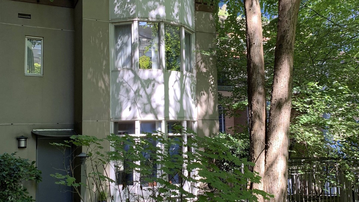 Coal Harbour House | Private West Coast Townhouse in the Heart of Coal Harbour - Courtyard Secure