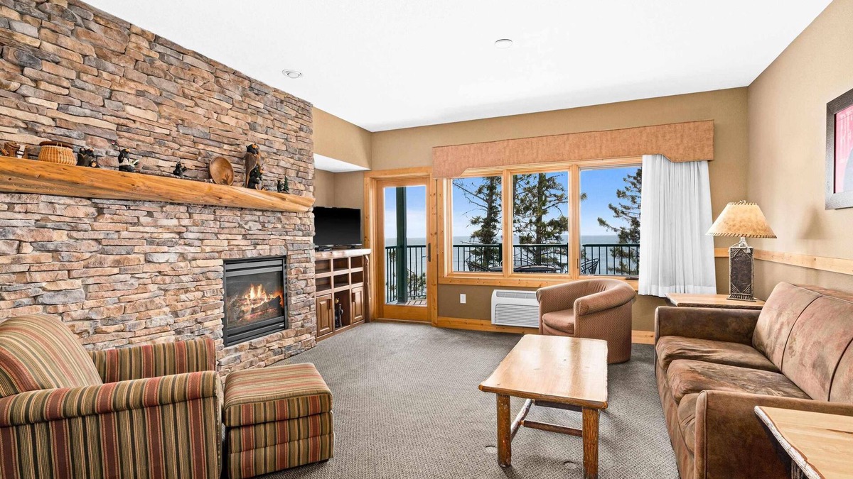 Two Harbors Condo | Privately owned Lakefront Burlington Bay Condo in enjoyable Two Harbors.