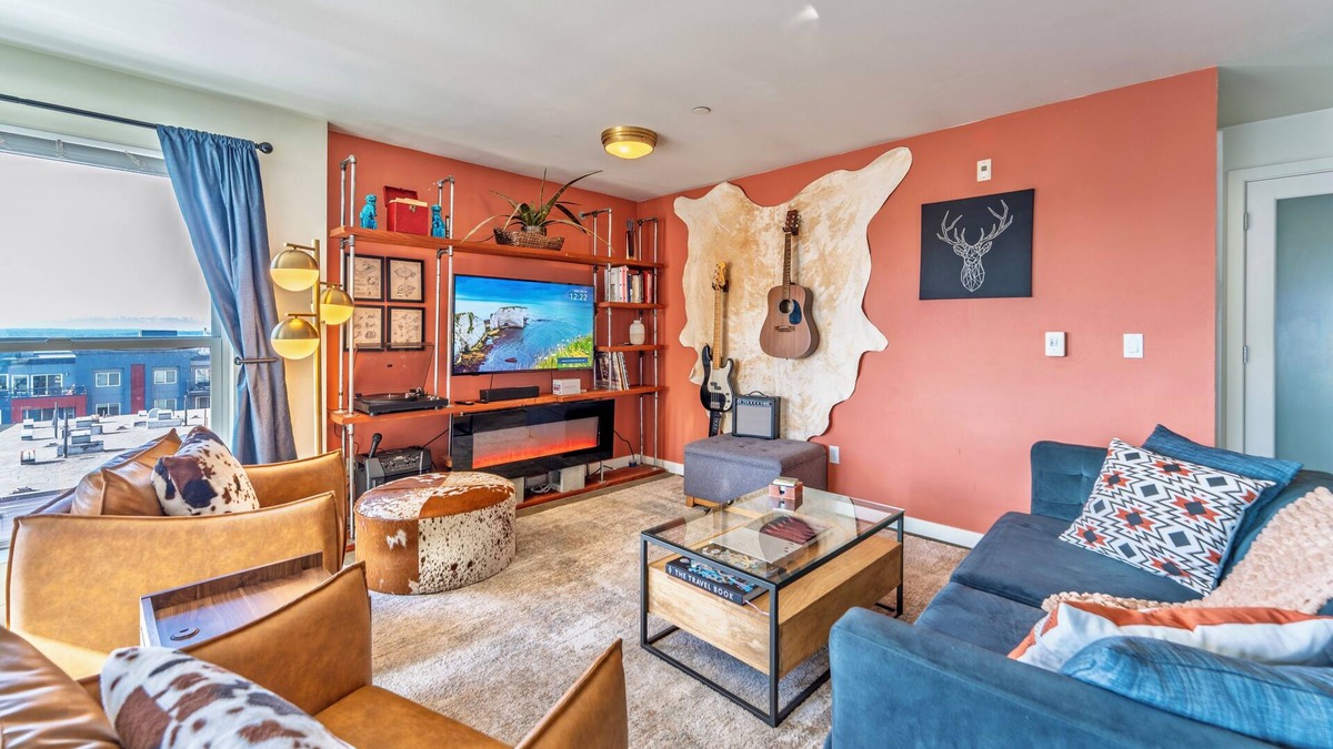 Lower Queen Anne Apartment | PrivatePatio + FreeParking+ StunningSunset +BayView + ClimatePledgeArena +Cruise