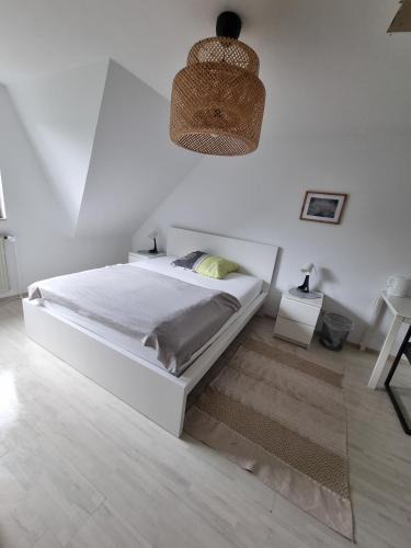 Henstedt-Ulzburg House | Privates Doppelbettzimmer mit Flachbild TV und Küche bei Hamburg City und Airport