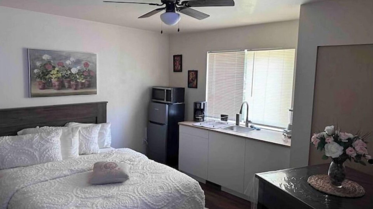 Marysville House | PrivateStudioSeparateBathromEntranceParkingLaundry