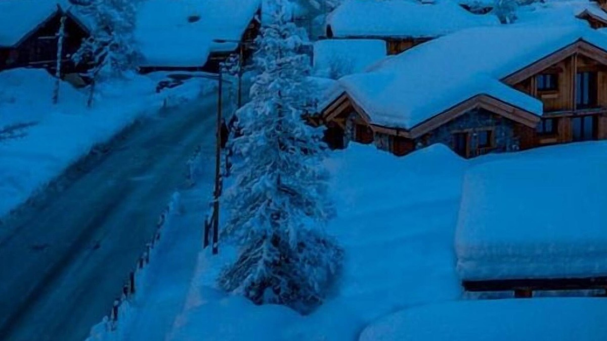 Les Prodains Ski Chalet | Prodains gondola at 500m offering direct access to the heart of Avoriaz