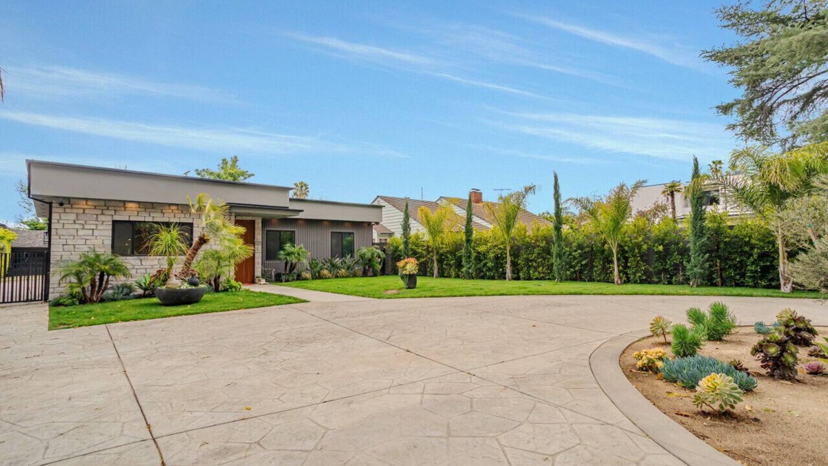 Sherman Oaks House | Production and Events only Modern luxury house with pool