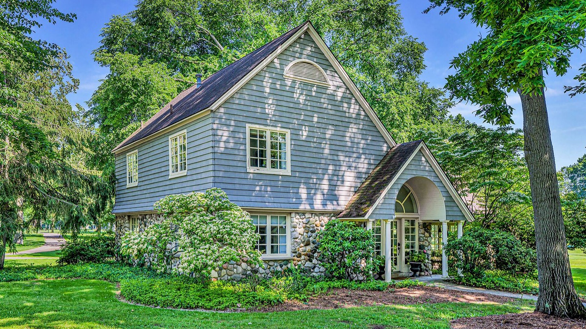 Benton Harbor Cottage | Professionally designed home on golf course w/golf course view, gas grill, patio
