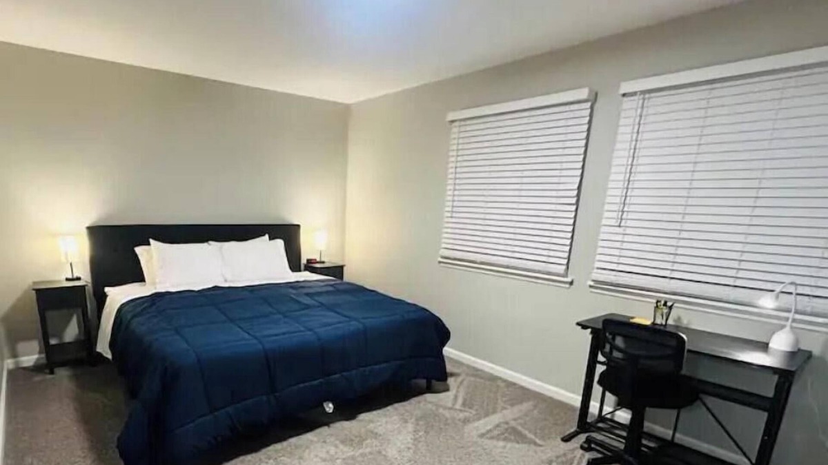 Streamwood House | PROMO 10% WEEKLY 15% MONTHLYOFFCozy Family Retreat: King Beds, Garage, Fast WiFi