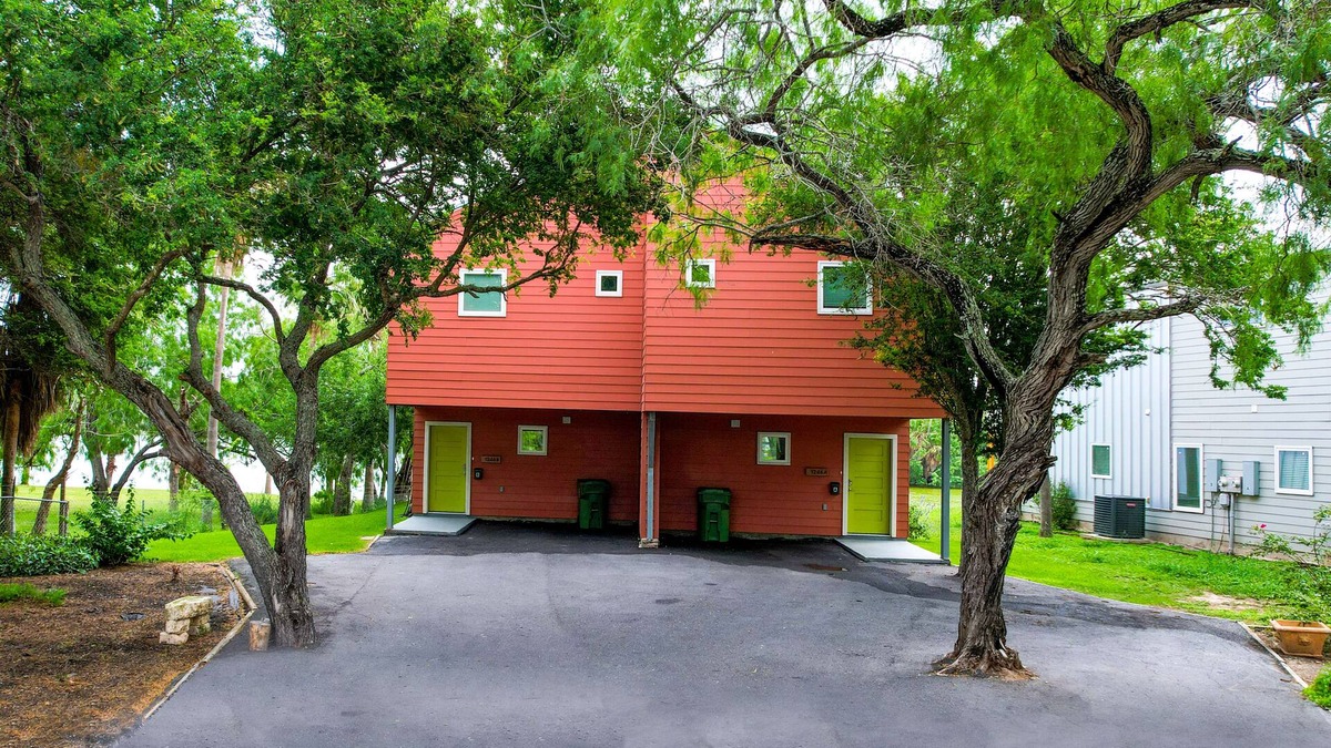 Brownsville House | PROMO 15% WEEKLY AND 20% MONTHLY DISCOUNT!nOasis on the Lake A