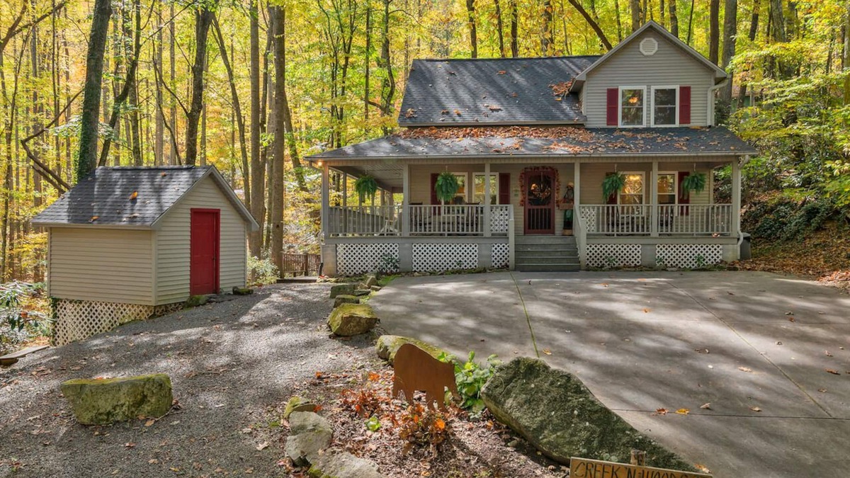 Maggie Valley Cabin | PROMO 5% WEEKLY 10% MONTHLY DISCOUNTnCREEK - DECKS - WOODS - HOT TUB - SECLUDED