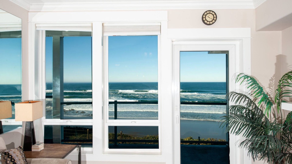 Lincoln City Condo | Promo! Beautiful Oceanfront Condo - Private Hot Tub, WiFi, HDTV & Indoor Pool