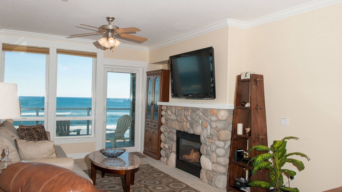 Lincoln City Condo | Promo! Oceanfront Condo w/Private Hot Tub, Indoor Pool, WiFi and More!