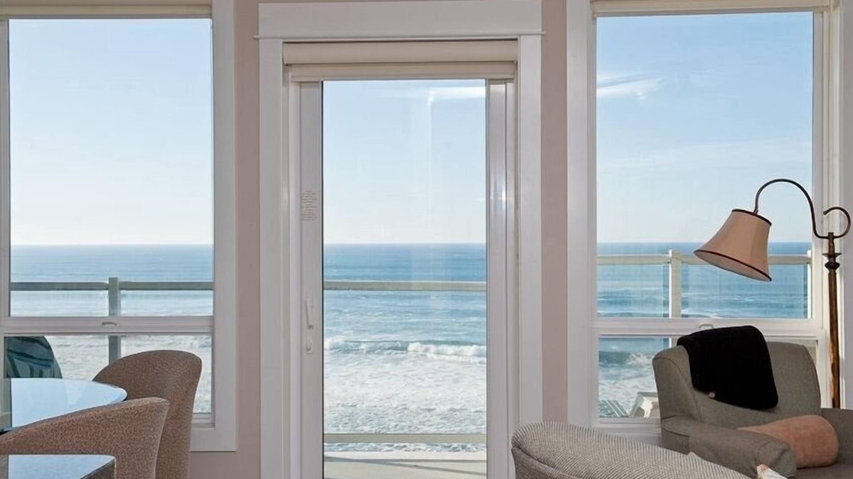 Lincoln City Condo | Promo! Oceanfront Condo - Private Hot Tub, WiFi, HDTV and Pool!