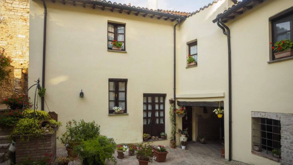Spello House | PROMOTION-In one of the most beautiful and evocative villages in Italy Flora house