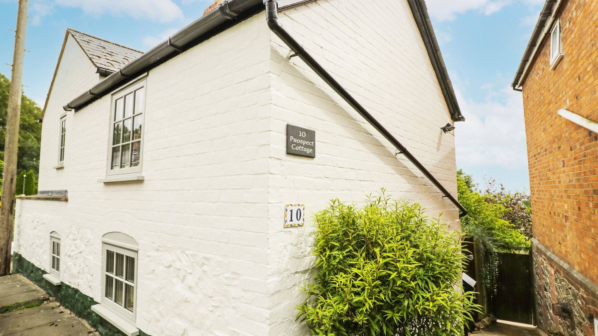 Little Malvern Cottage | PROSPECT COTTAGE, pet friendly, with open fire in Great Malvern