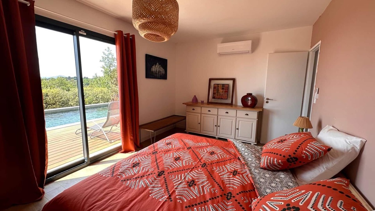 Crillon-le-Brave Villa | Provencal escape at the foot of the Ventoux: luxury bedding, magical sunsets