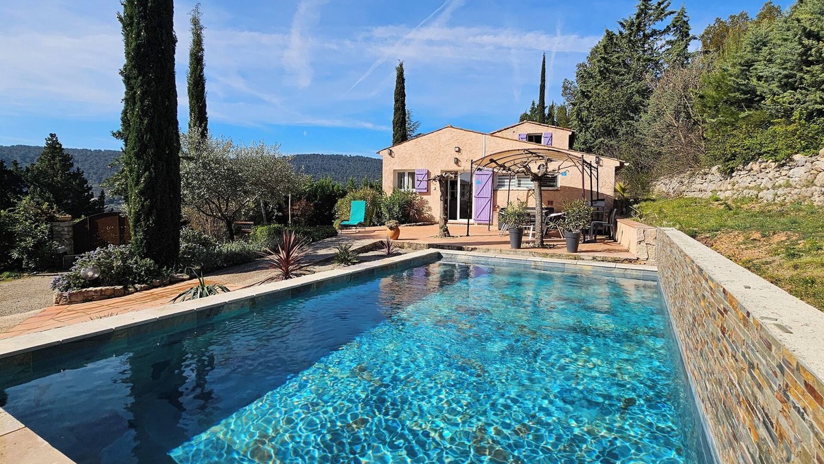 Salernes Villa | Provencal villa sleeps 8, magnificent unobstructed view with heated pool