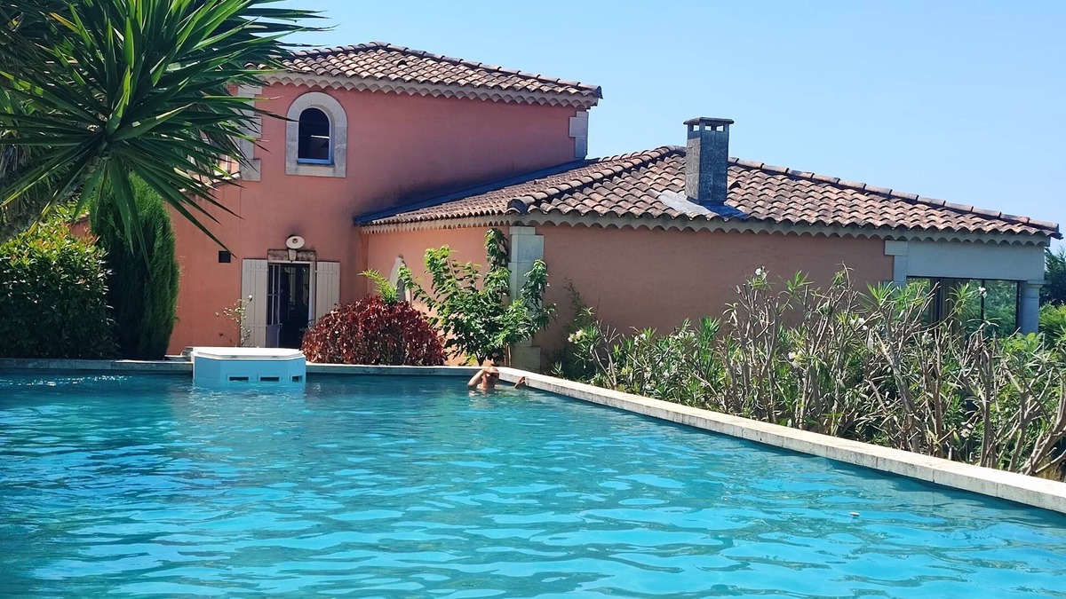 Chateaurenard Villa | Provencal villa with swimming pool, pool table and table tennis.
