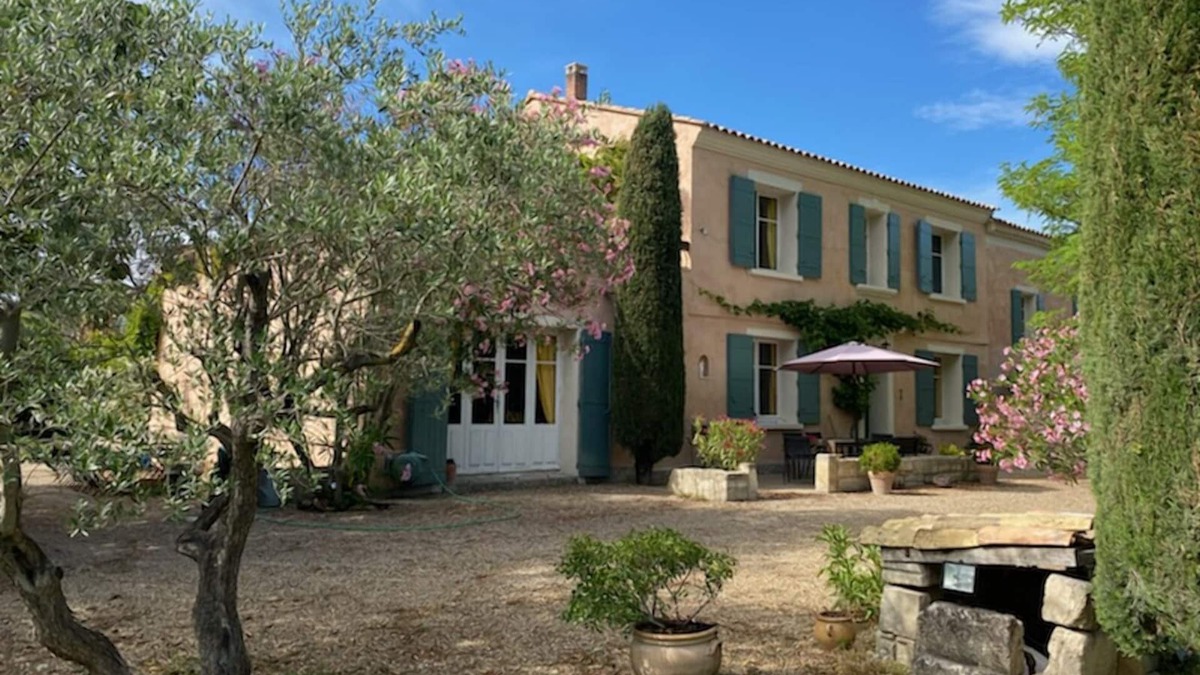 Barbentane House | Provencal village farmhouse 7 minutes from Avignon. TGV station 6 km.