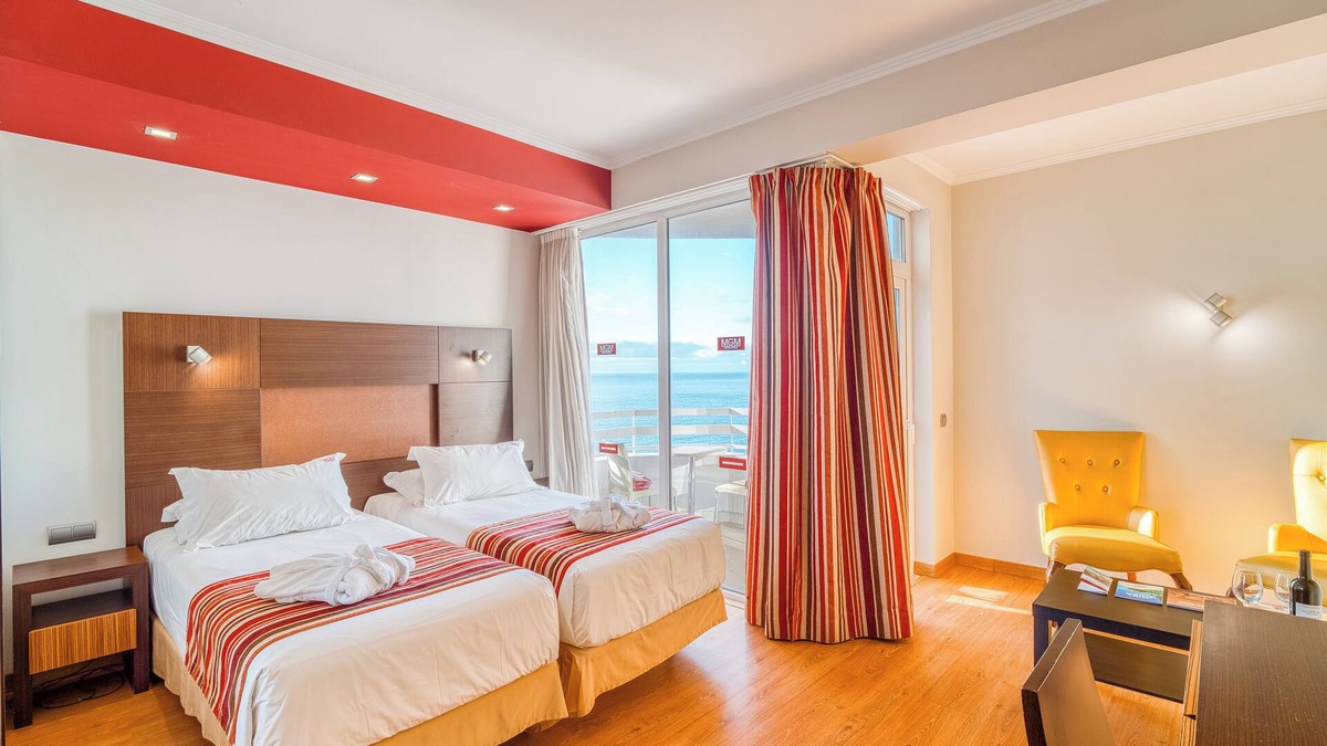 Sao Martinho Hotel | Proximity At Its Best! Swimming Pool, Parking, Sea View, and Kitchenette