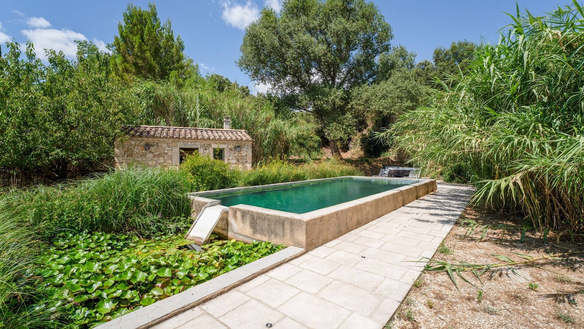 Solerieux Apartment | 'Prune' Room with Shared Pool, Wi-Fi and Air Conditioning