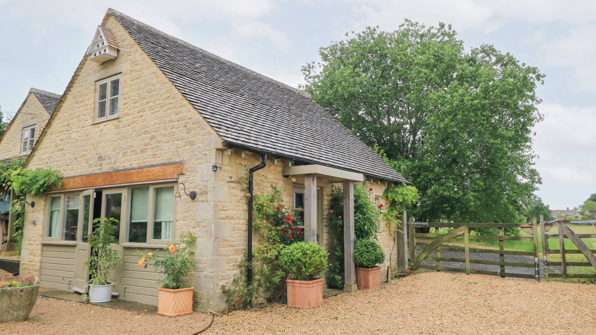 Bibury Cottage | PUDDING HILL BARN COTTAGE, pet friendly, with a garden in Bibury