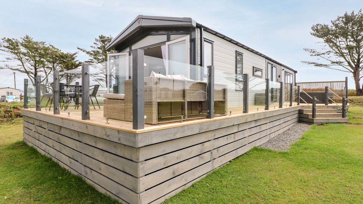 Hasguard Cross Cottage | PUFFIN LODGE, pet friendly, with hot tub in Broad Haven